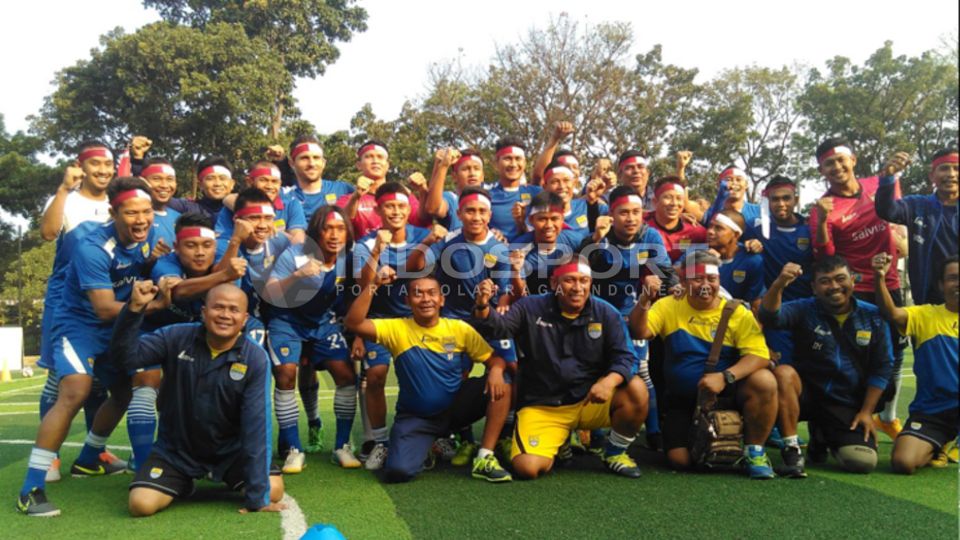Skuad Persib Bandung menggunakan ikat kepala merah putih untuk meramaikan kemerdekaan RI ke 70. Copyright: &copy; Ginanjar/INDOSPORT